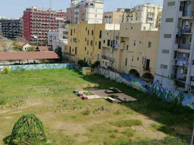 Giriamo a destra su via Gargasole, lato estremo dell�area dell�ex caserma. Qui recentemente � stato abbattuto il muro di cinta sostituito da una cancellata che dovrebbe rappresentare l�accesso a quello che potrebbe diventare un parco all�interno della Rossani. Ora per� a dominare c�� solo un immenso prato incolto su cui si affacciano i palazzi di corso Benedetto Croce